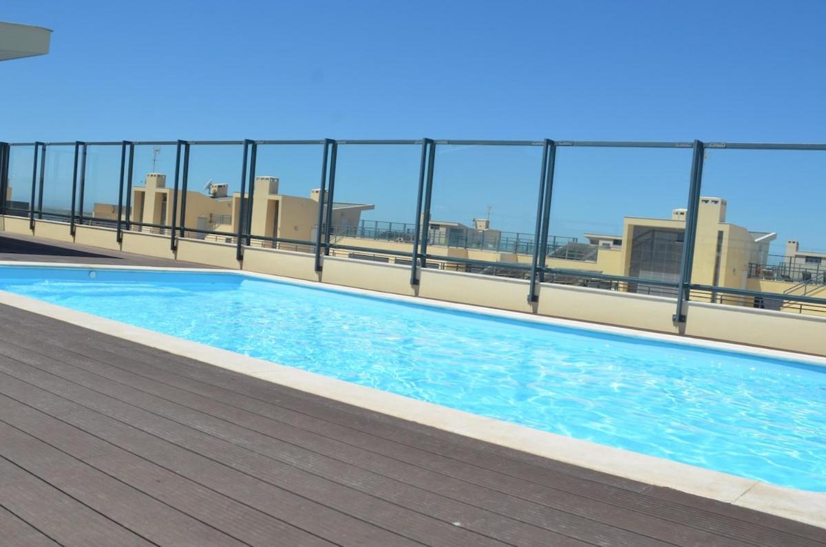 Algarve T2 With Pool And Balcony In *